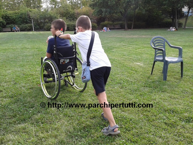 Un parco giochi “inclusivo” non è fatto di giostrine per disabili