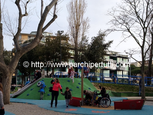 Bambini disabili al parco sorvegliati…